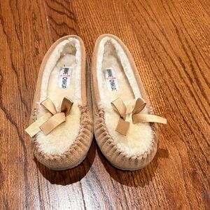 Minnetonka Kids Tan Slippers with Bow